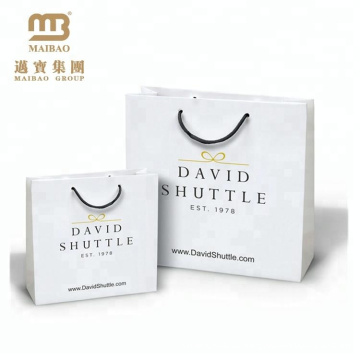 O estilo luxuoso reciclável imprimiu o saco de papel feito sob encomenda da compra do presente com seu próprio projeto do logotipo